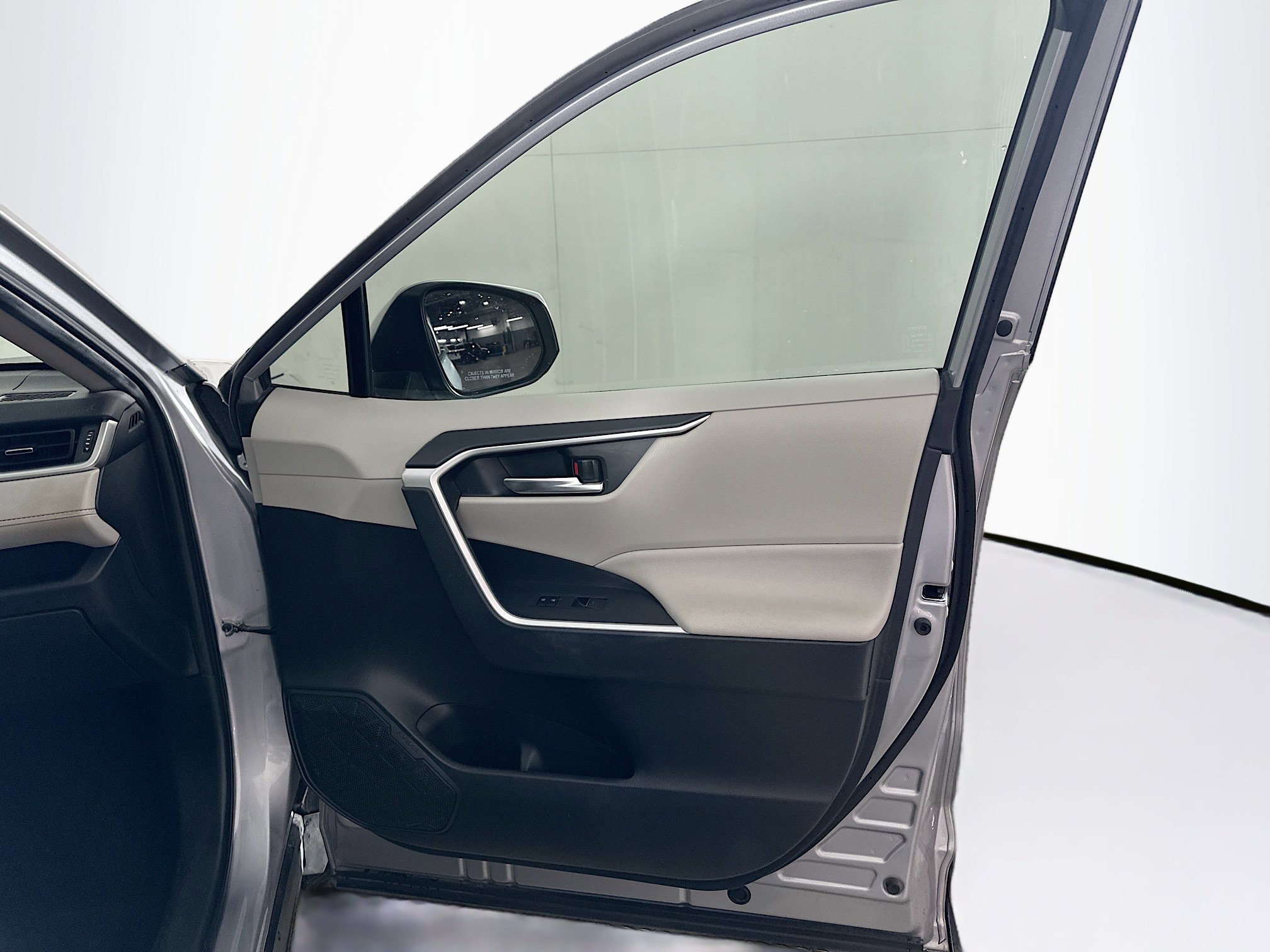 Used 2022 Toyota RAV4 XLE Premium image 32