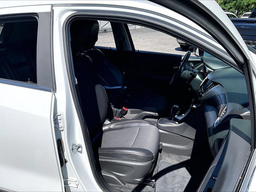 Used 2018 Chevrolet Trax LT w/ LT Convenience Package AWD/4WD image 11