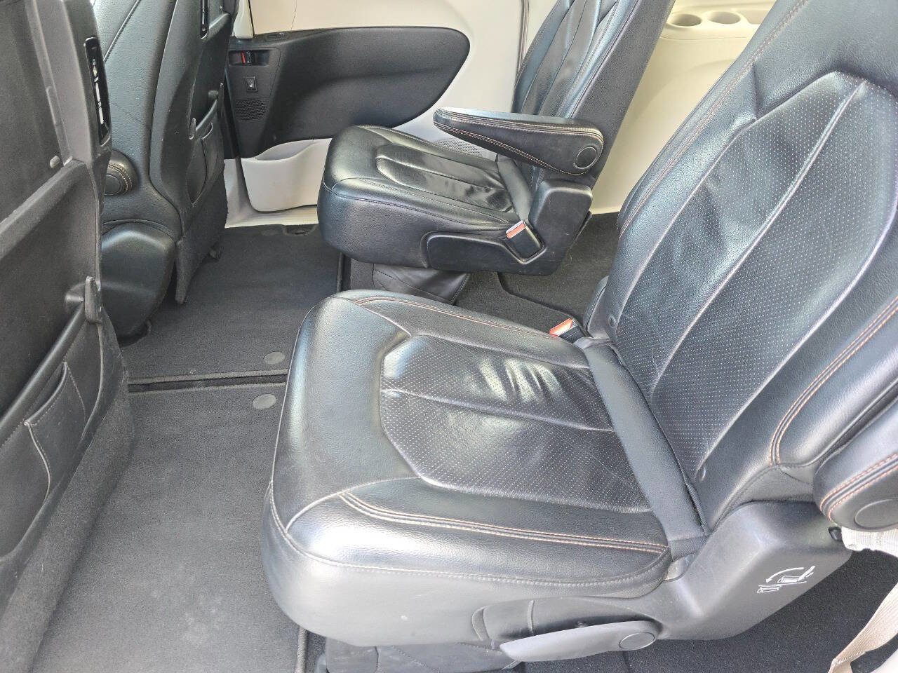 Used 2018 Chrysler Pacifica Touring-L Plus image 19