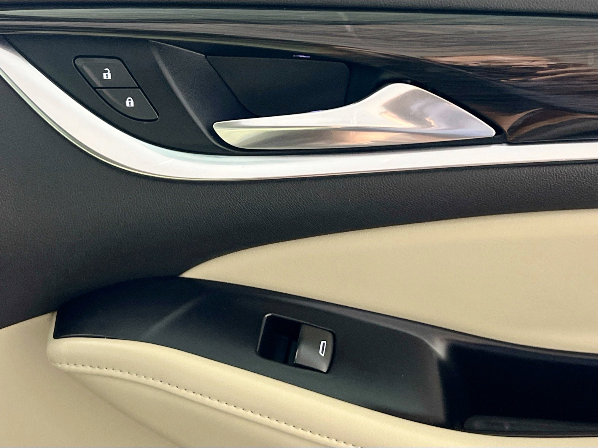 Used 2018 Buick Enclave Essence w/ Trailering Package FWD image 32