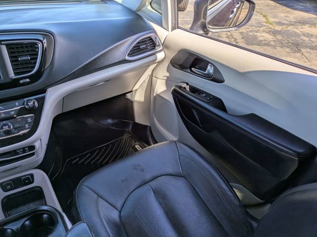 Used 2020 Chrysler Pacifica Touring-L w/ Tire & Wheel Group image 20