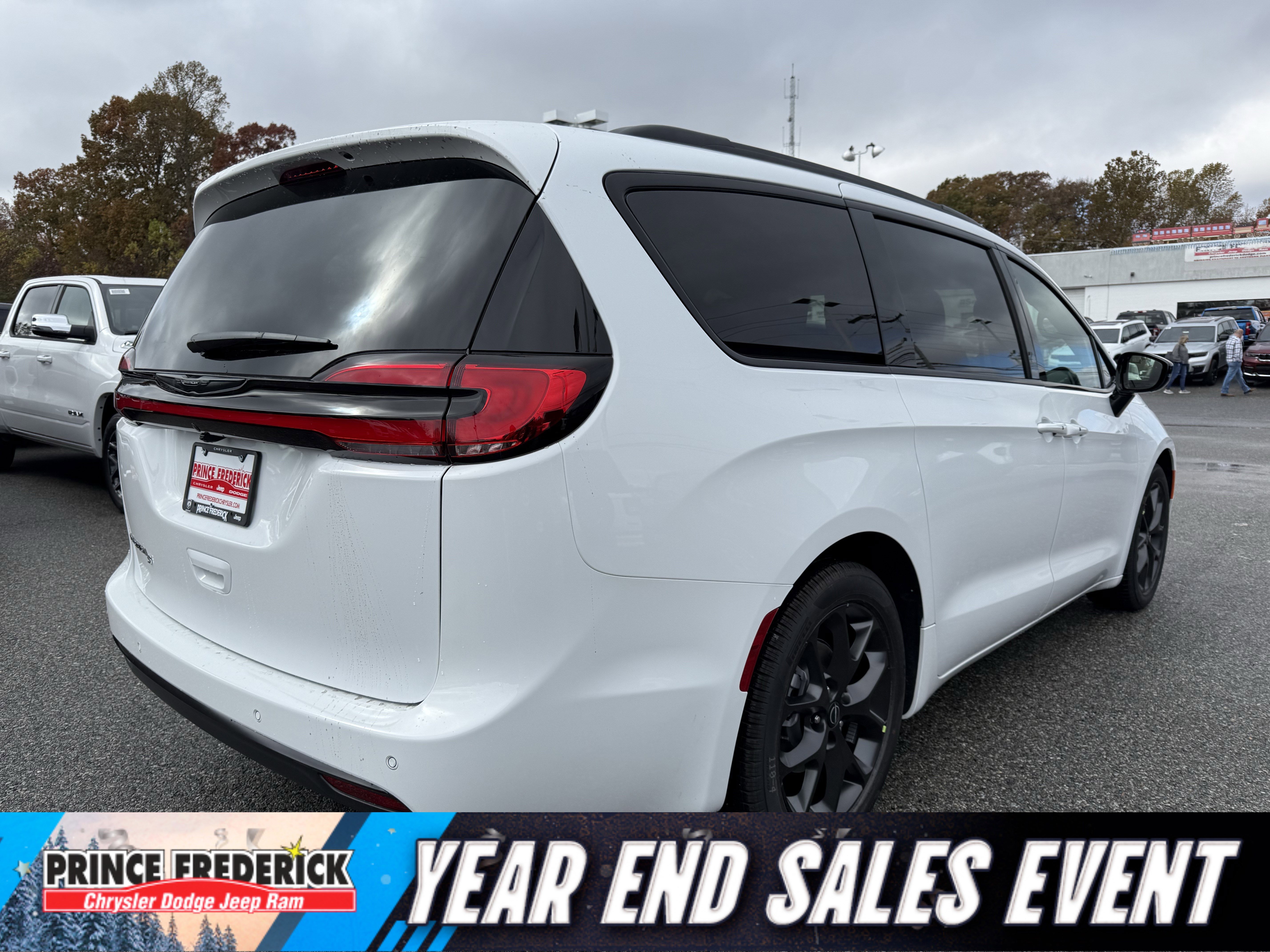 New 2026 Chrysler Pacifica Select image 3