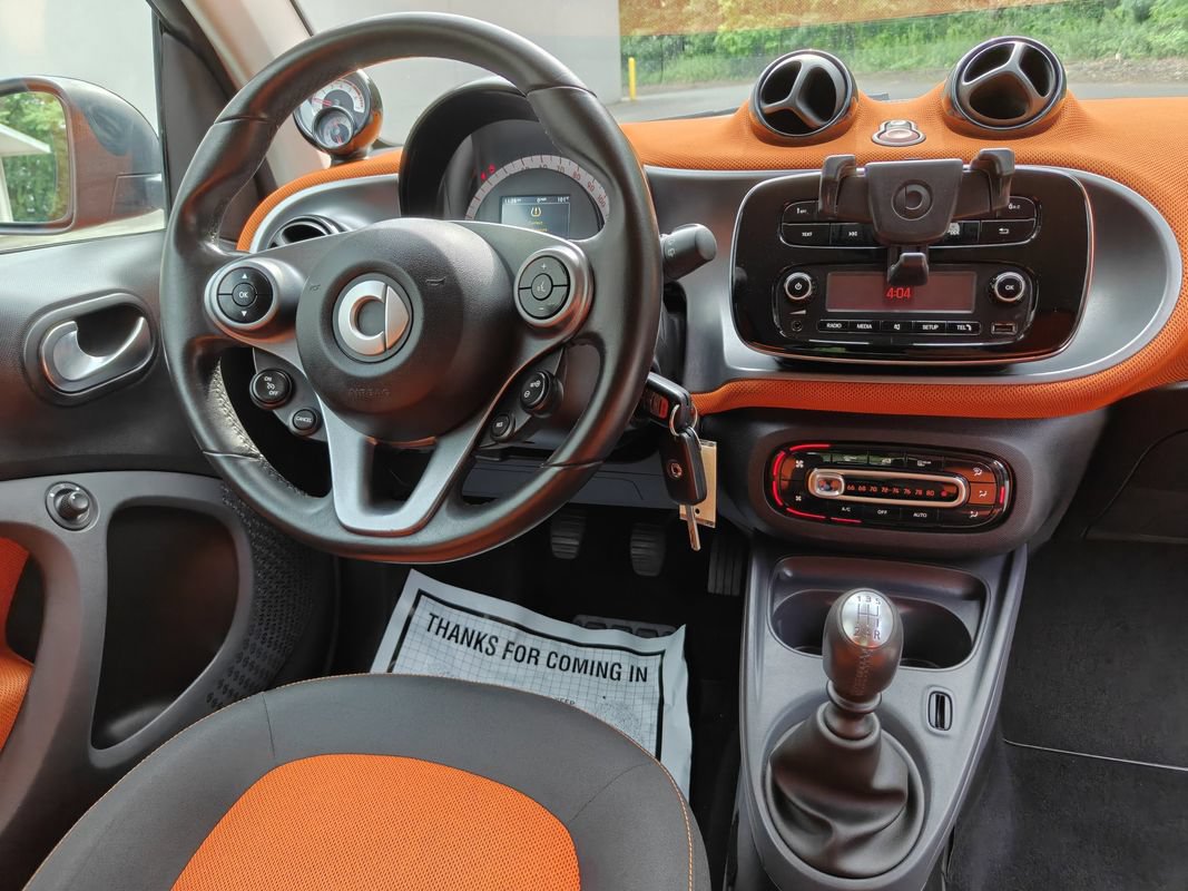 Used 2016 smart fortwo passion RWD image 23