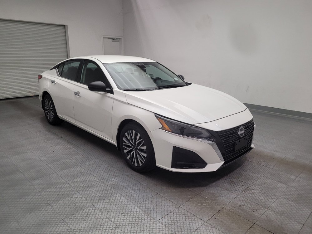 Used 2025 Nissan Altima 2.5 SV FWD image 13