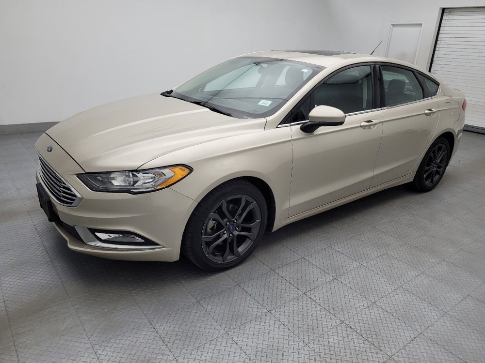 Used 2018 Ford Fusion SE w/ Equipment Group 201A FWD image 2