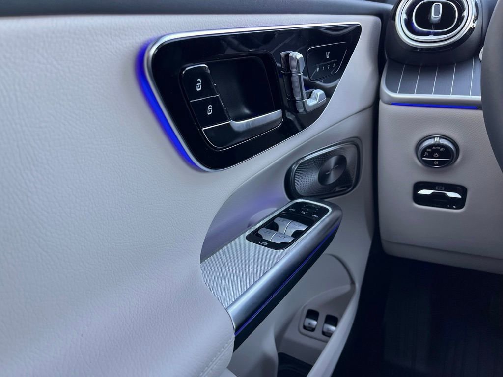 Used 2025 Mercedes-Benz GLC 350e 4MATIC image 18