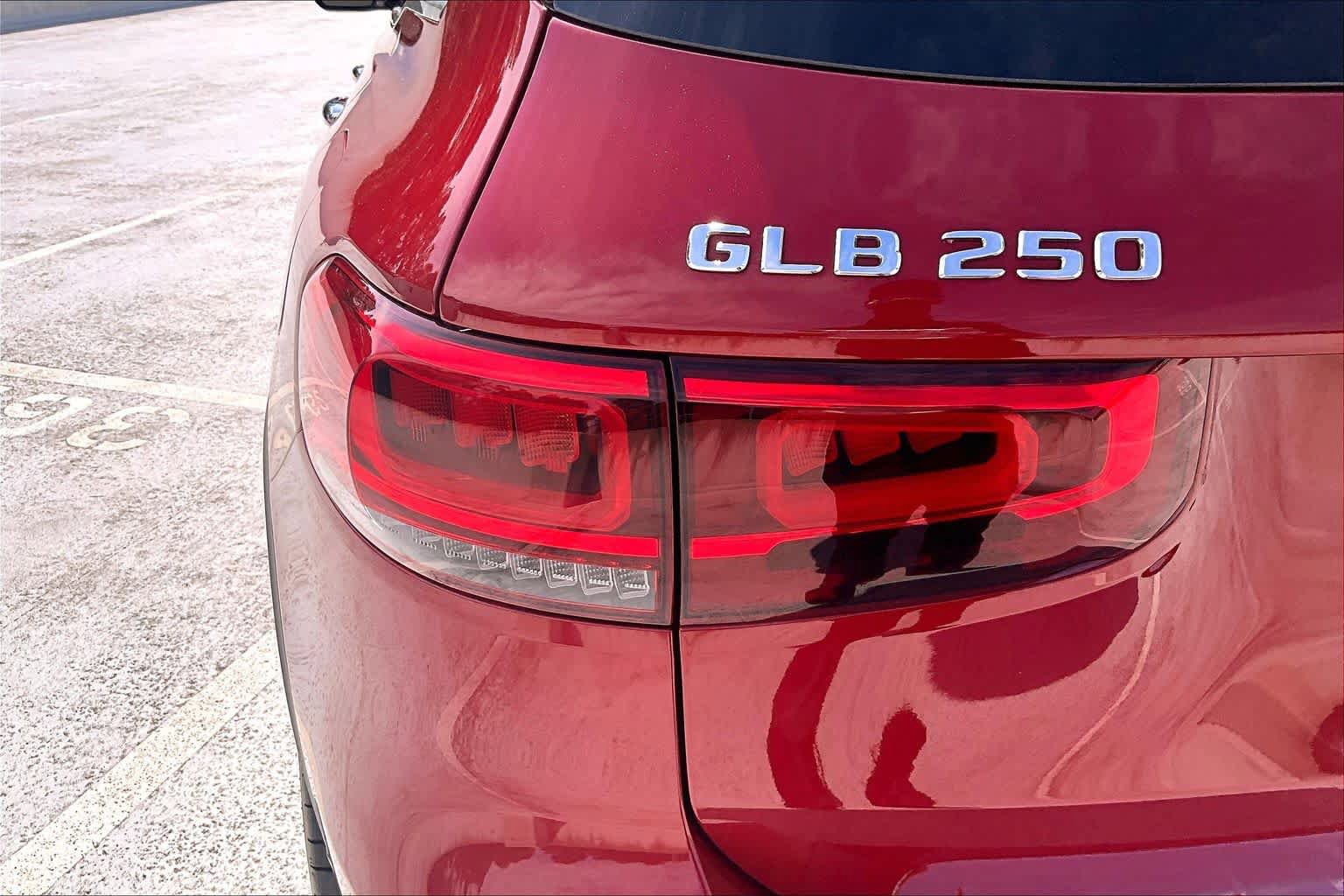 Used 2022 Mercedes-Benz GLB 250 4MATIC w/ Premium Package Lite image 29