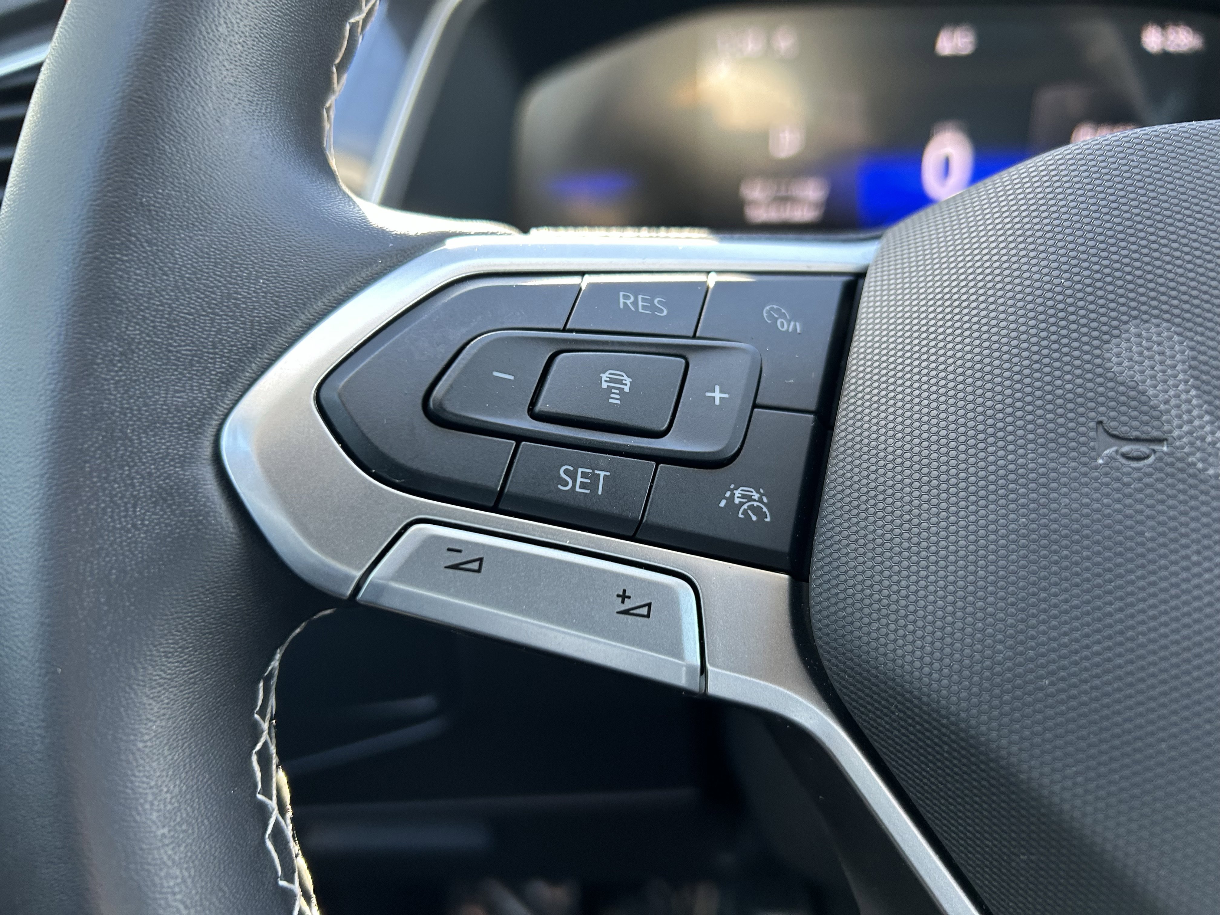 Used 2024 Volkswagen Tiguan SE w/ Panoramic Sunroof Package image 18