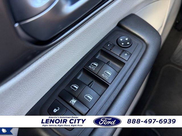 Used 2023 Chrysler Pacifica Touring-L FWD image 18