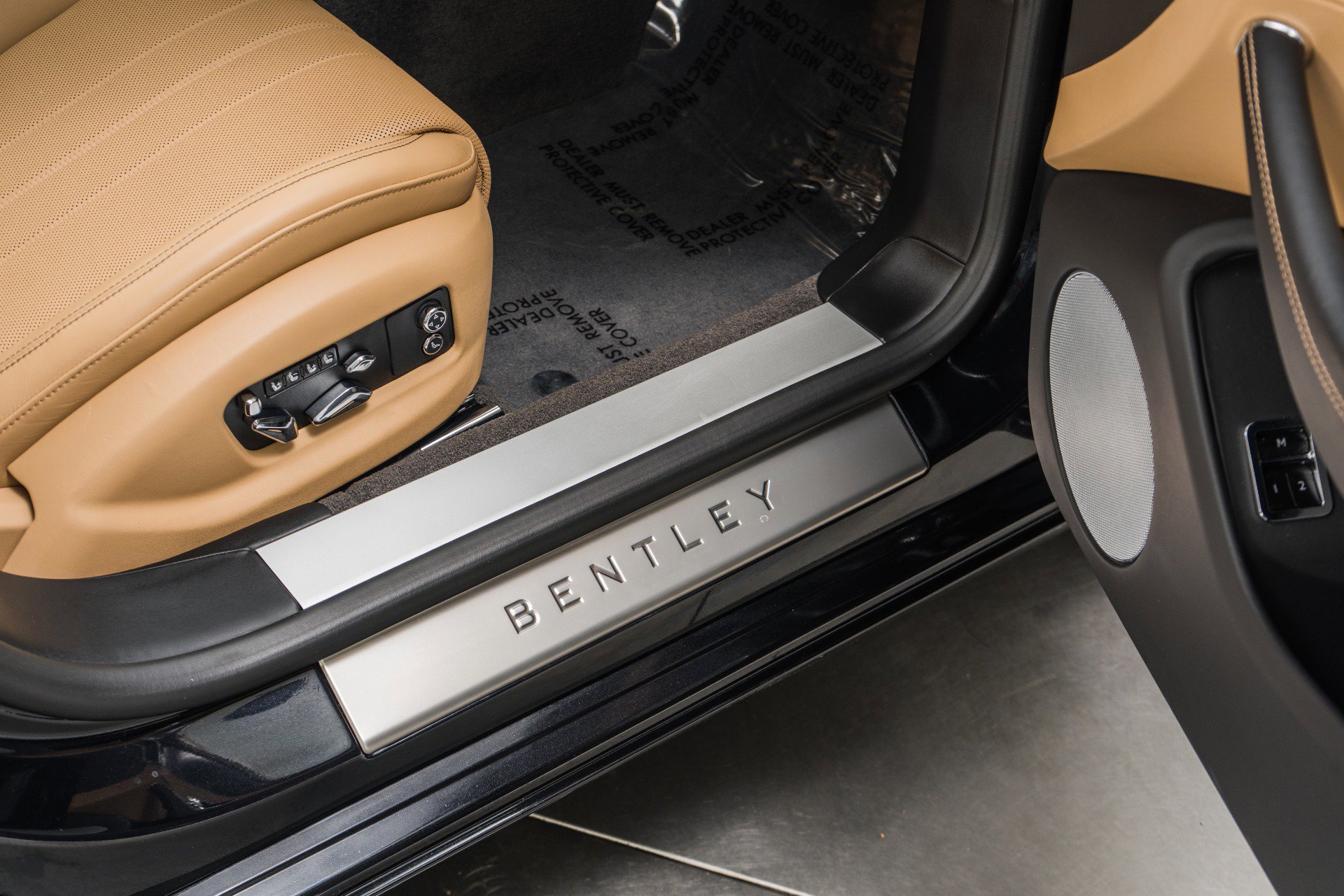 Used 2023 Bentley Flying Spur Plug-In Hybrid image 31