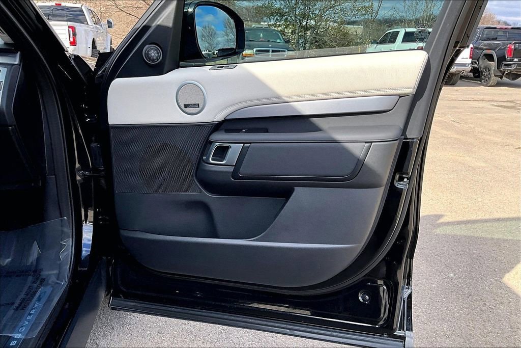 Used 2025 Land Rover Discovery Dynamic SE AWD/4WD image 30