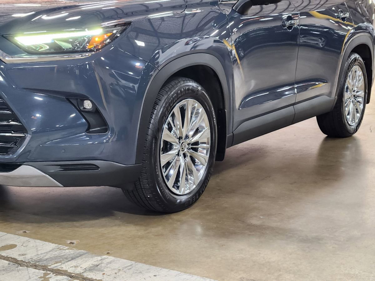 Used 2024 Toyota Grand Highlander AWD image 17