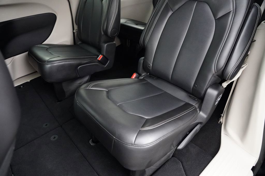 Used 2024 Chrysler Pacifica Touring-L image 26