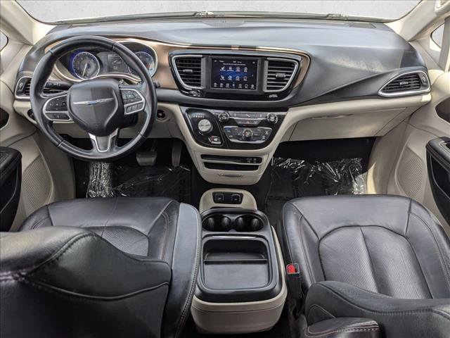 Used 2018 Chrysler Pacifica Touring-L FWD image 16
