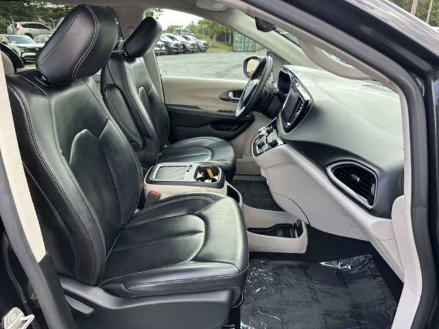 Used 2023 Chrysler Pacifica Touring-L FWD image 11