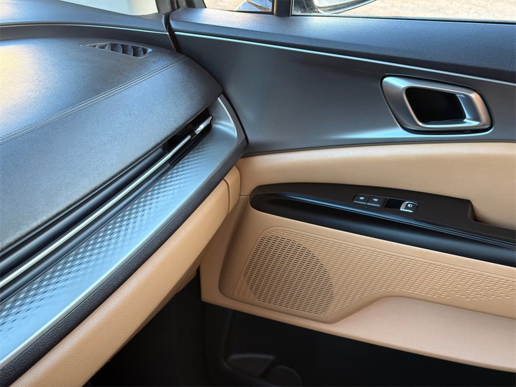 Used 2023 Kia Carnival LX image 32