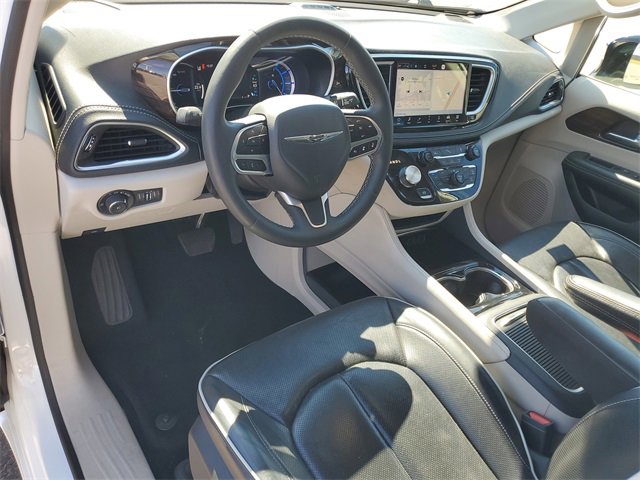 Used 2023 Chrysler Pacifica Limited image 6