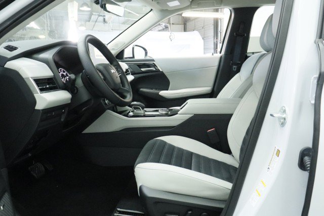 New 2026 Mitsubishi Outlander SE FWD image 6