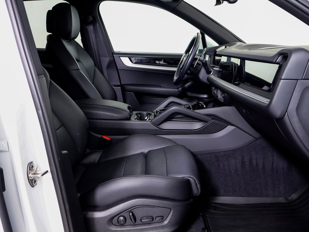 Used 2024 Porsche Cayenne image 8