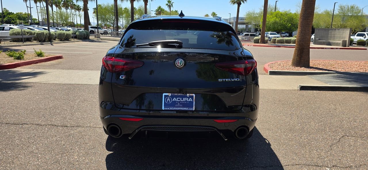 Used 2022 Alfa Romeo Stelvio Veloce AWD/4WD image 3