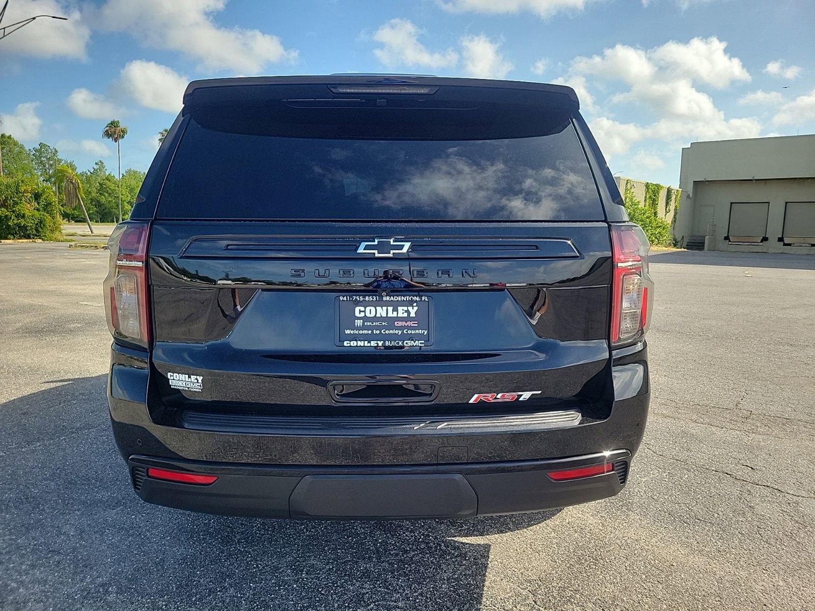 Used 2024 Chevrolet Suburban RST w/ Luxury Package RWD image 6
