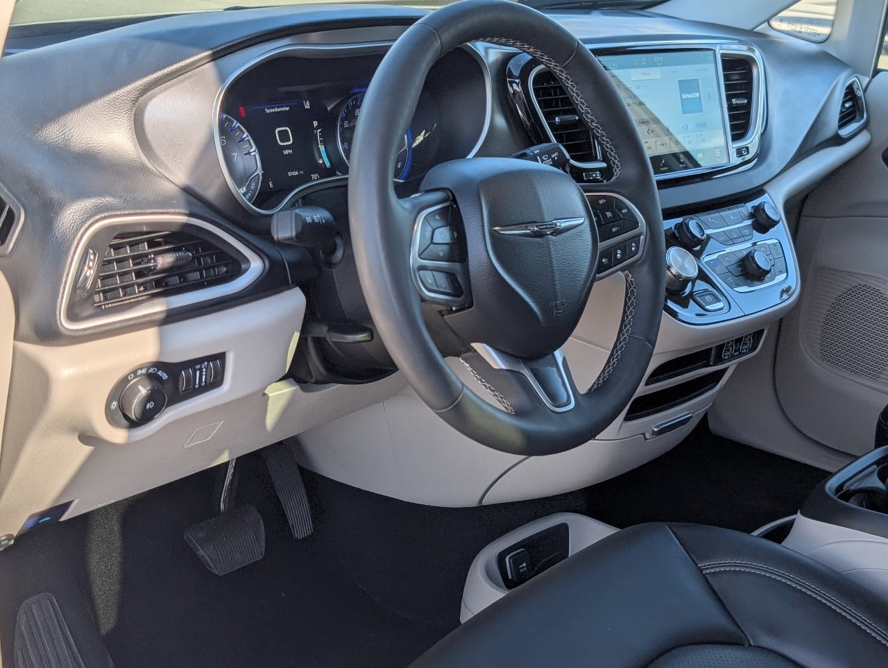 Used 2024 Chrysler Pacifica Touring-L image 14