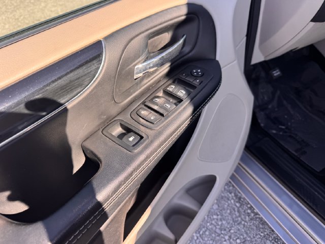 Used 2017 Dodge Grand Caravan SXT FWD image 33