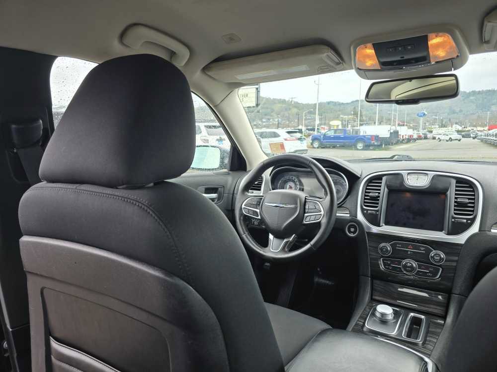 Used 2019 Chrysler 300 Touring w/ Driver Convenience Group image 10