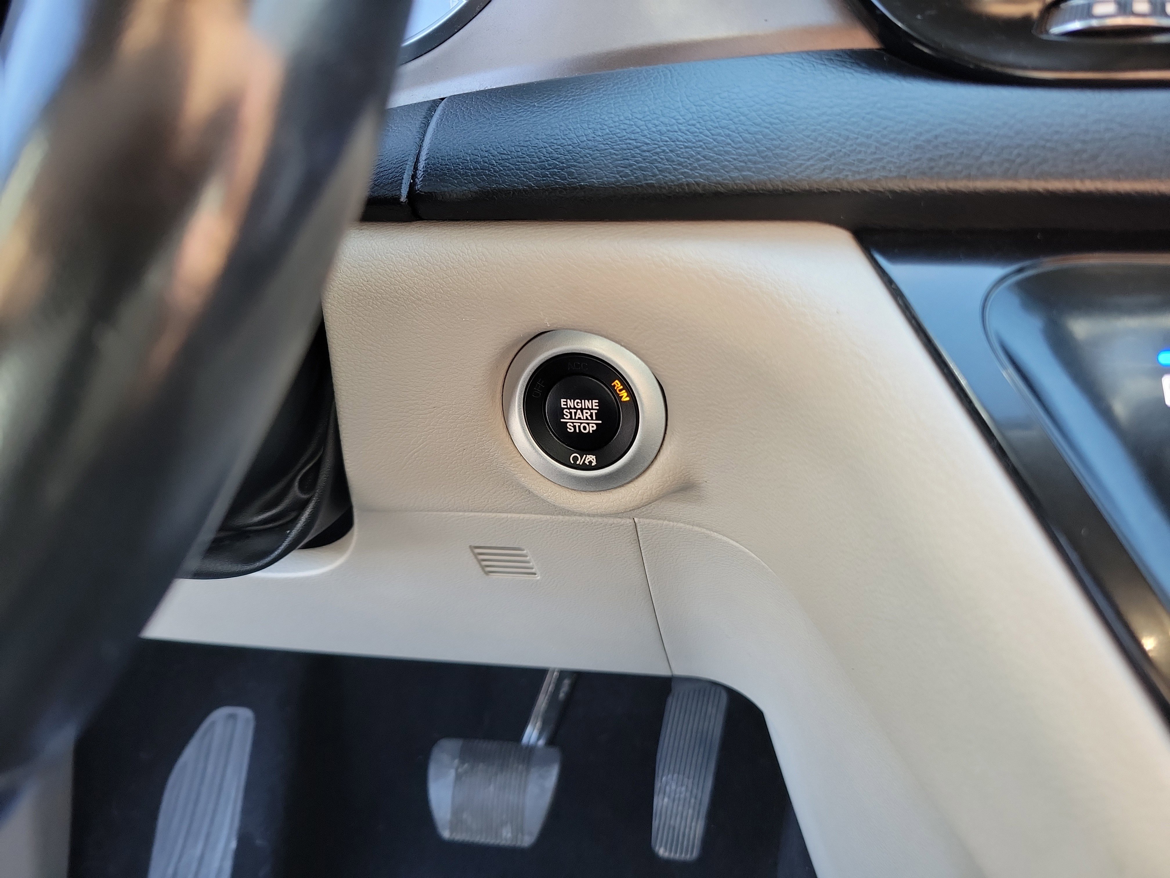 Used 2019 Chrysler Pacifica Touring-L Plus w/ Tire & Wheel Group image 16