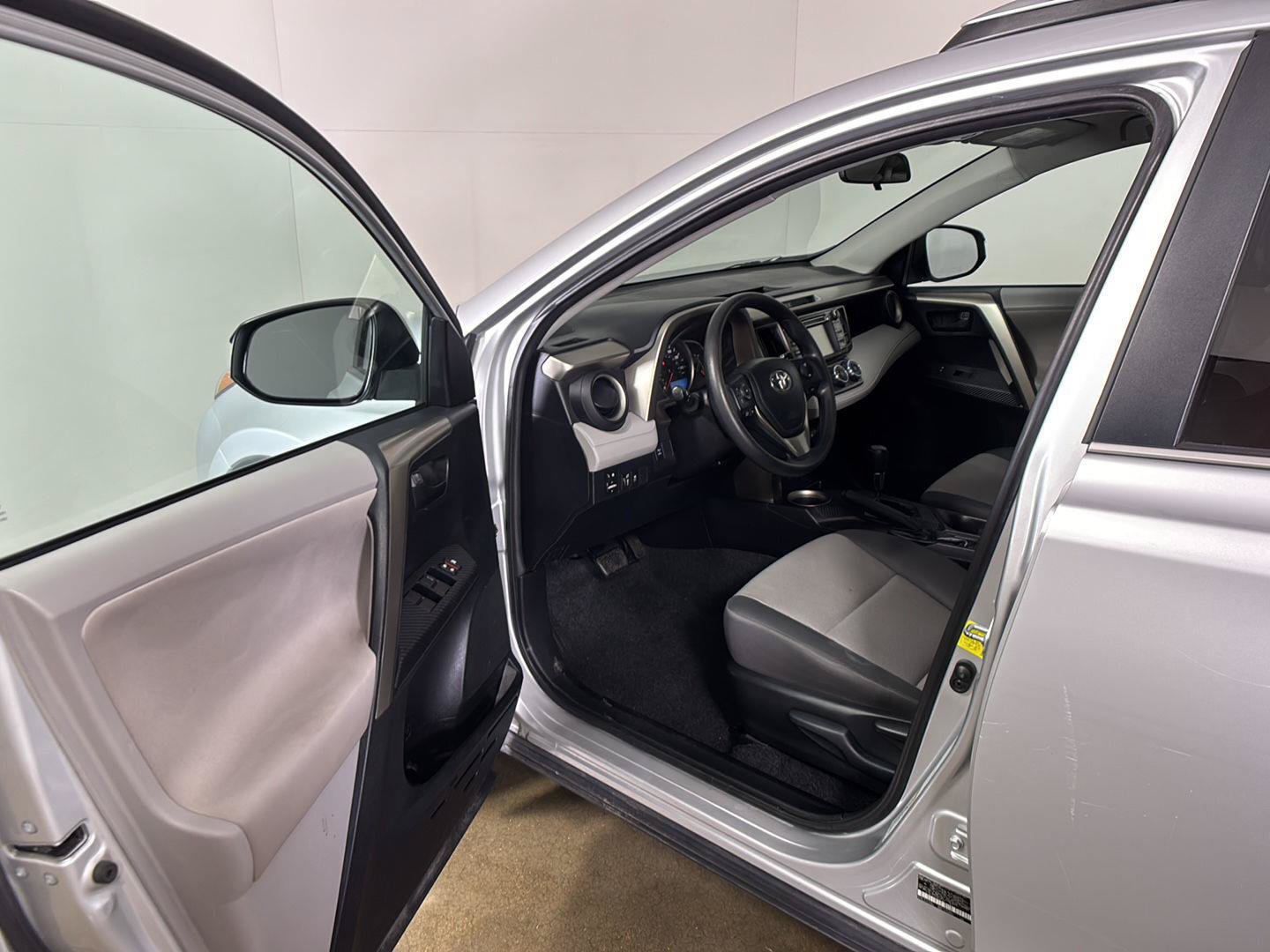 Used 2013 Toyota RAV4 LE AWD/4WD image 2