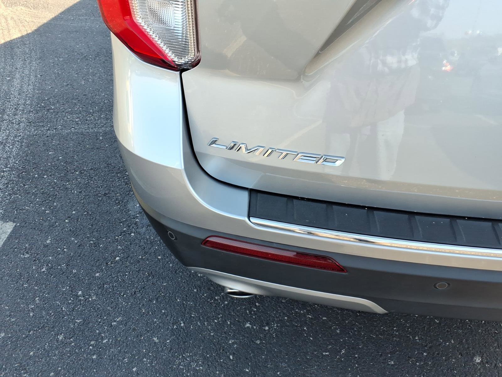 Used 2022 Ford Explorer Limited w/ Equipment Group 301A image 5