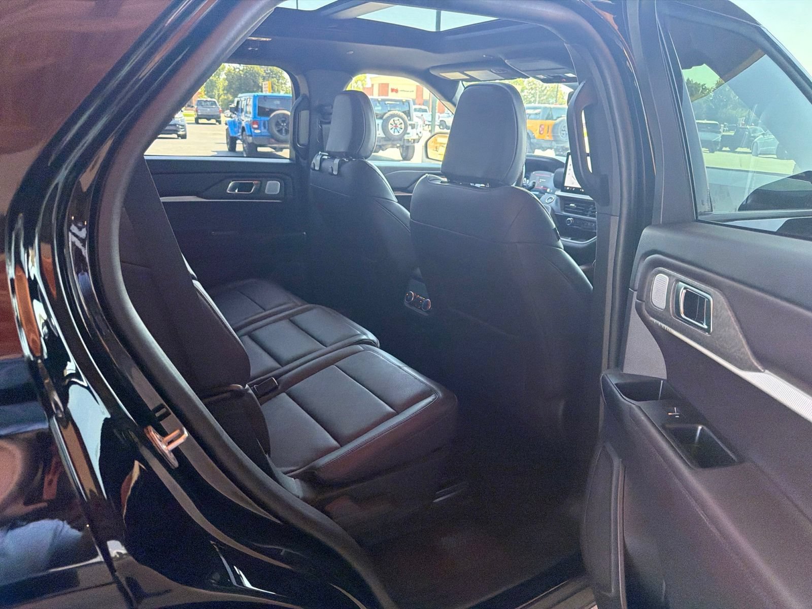 Used 2025 Ford Explorer Platinum AWD/4WD image 5