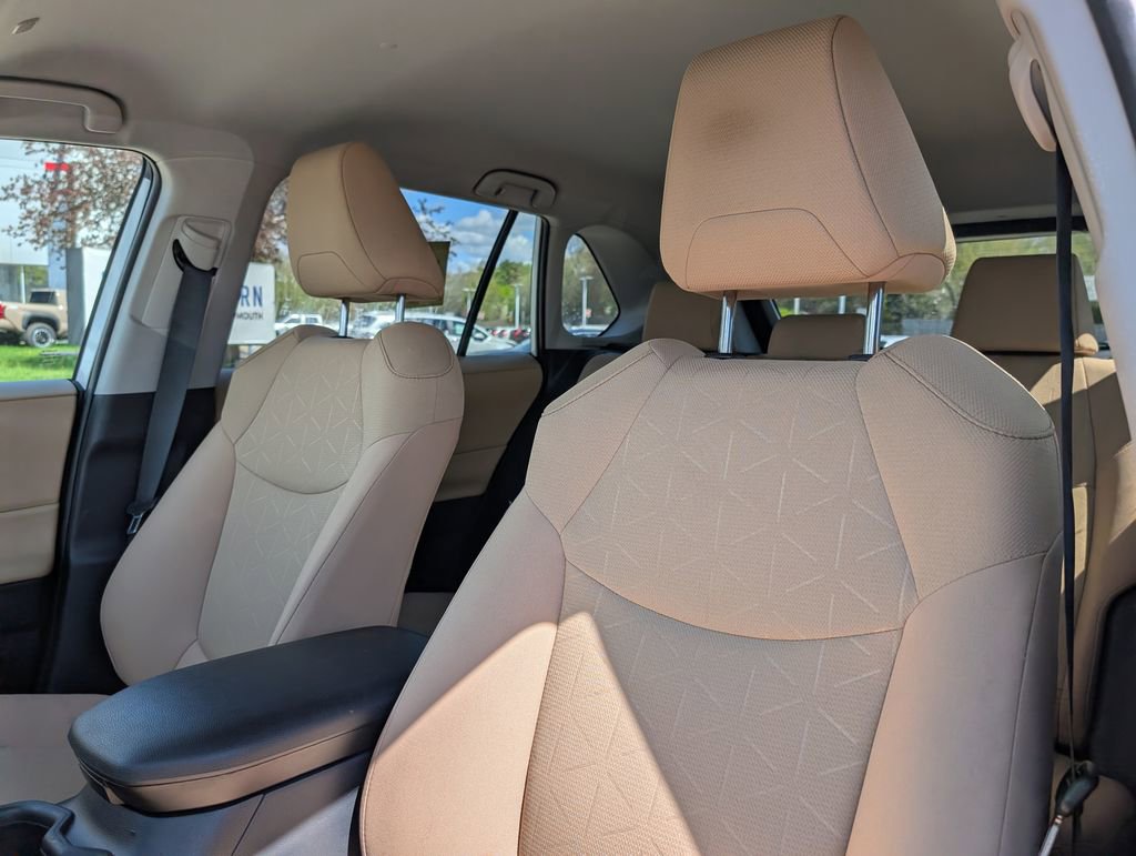 Used 2025 Toyota RAV4 XLE AWD/4WD image 18
