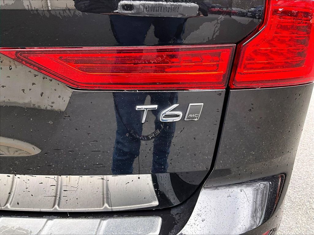 Used 2018 Volvo XC60 T6 Momentum w/ Convenience Package image 7