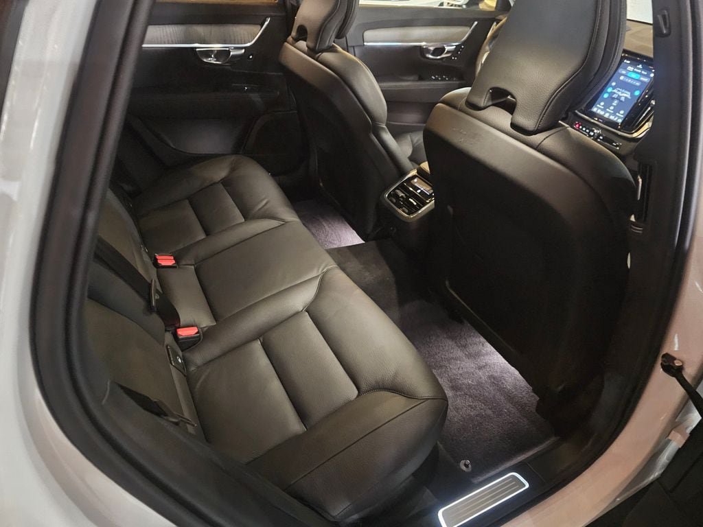 Certified 2025 Volvo V90 B6 Cross Country Plus AWD/4WD image 8
