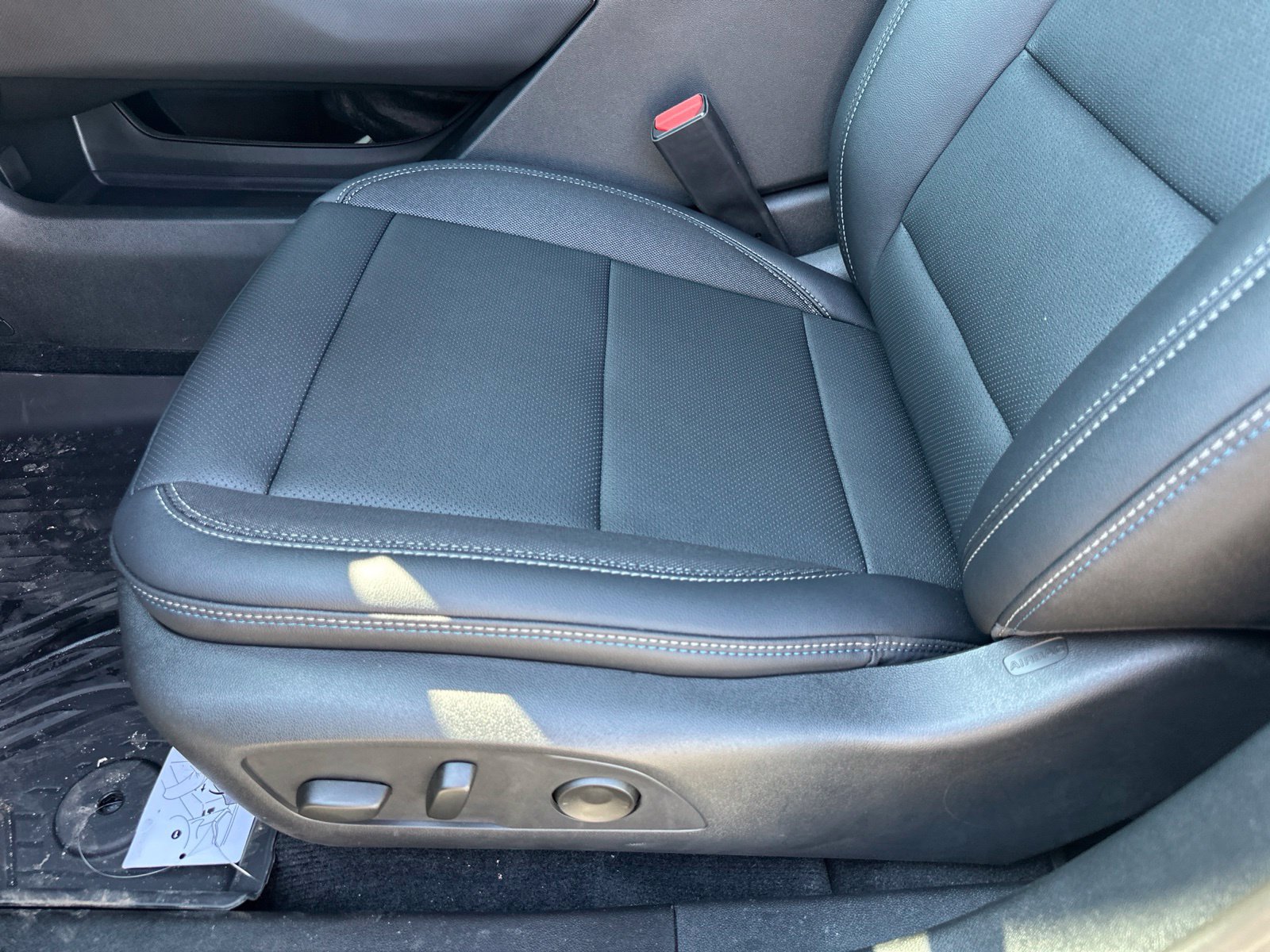 New 2026 Chevrolet Equinox EV LT FWD image 17