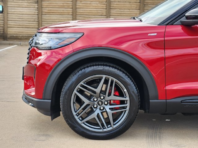 Used 2025 Ford Explorer ST-Line w/ Premium Package RWD image 16