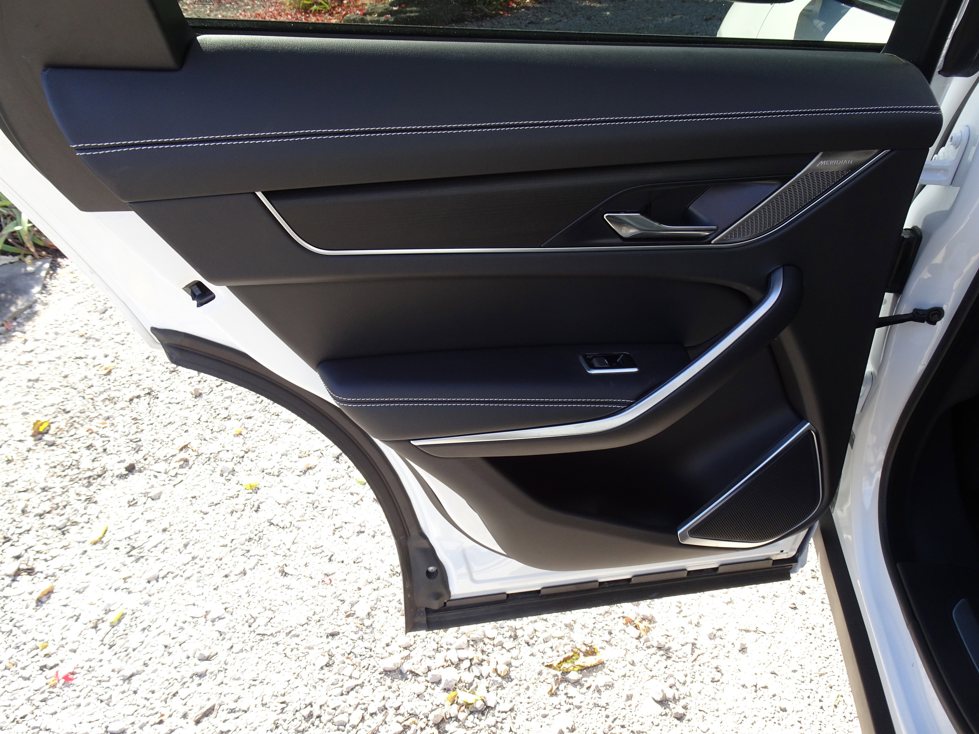 Certified 2025 Jaguar F-PACE R-Dynamic S image 21