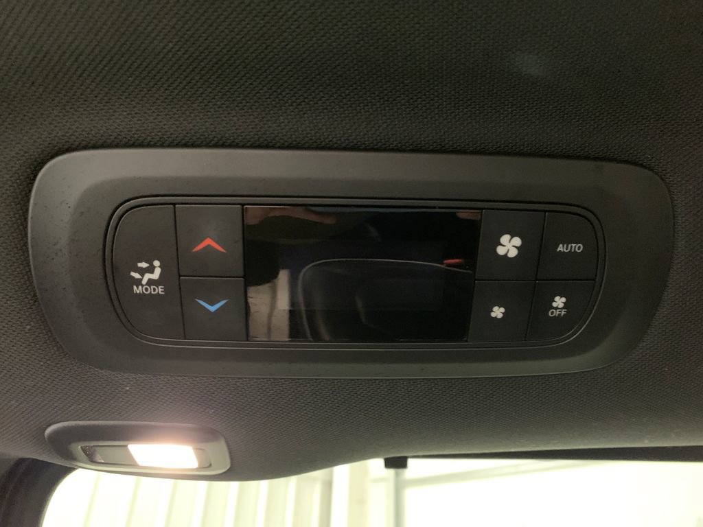 Used 2025 Chrysler Pacifica Limited image 16