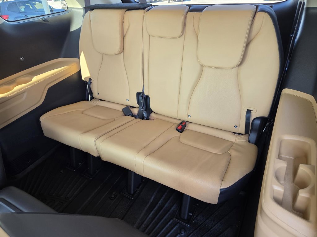 Used 2024 Kia Carnival EX FWD image 14