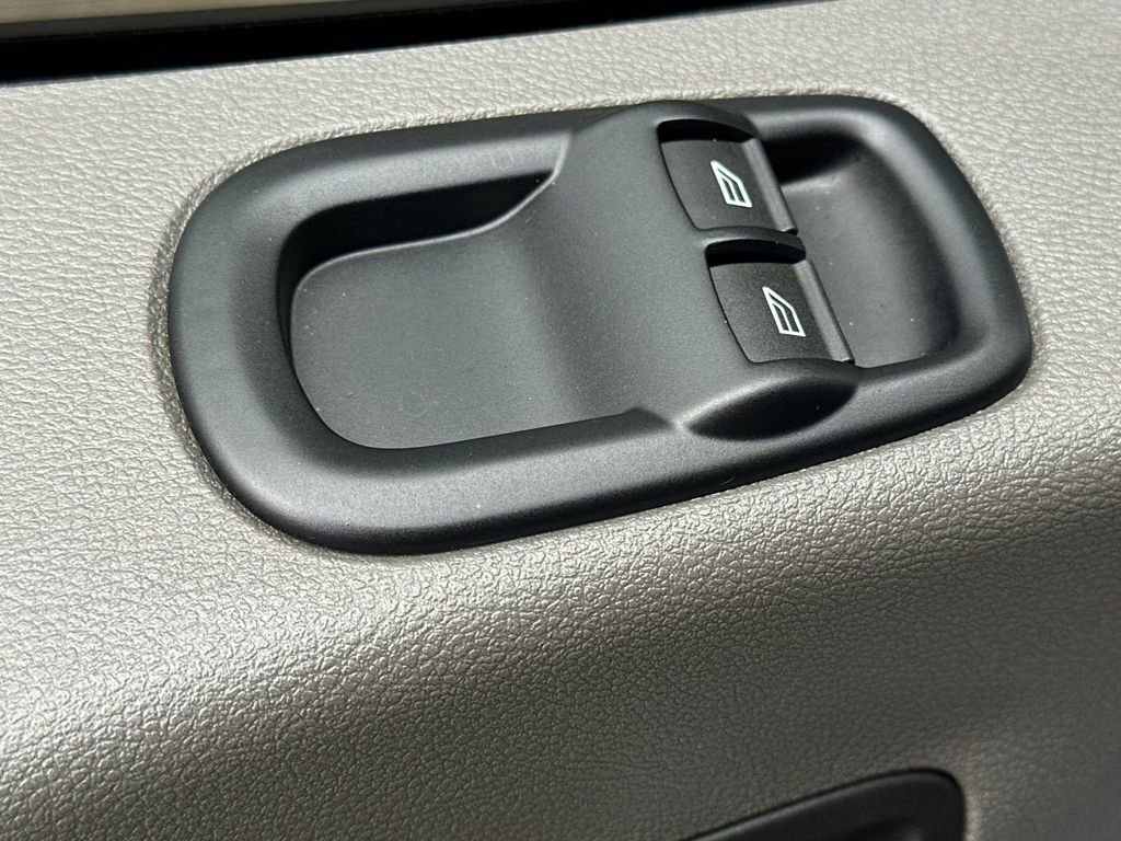 Used 2023 Ford E-Transit Medium Roof image 12