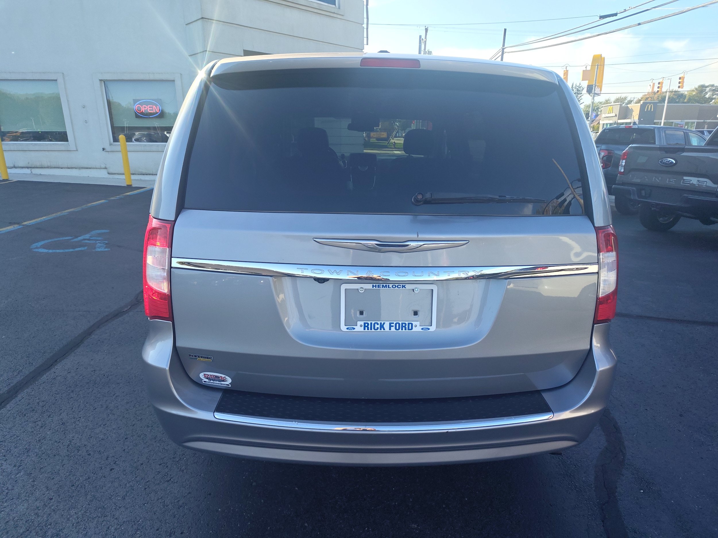 Used 2014 Chrysler Town & Country Touring FWD image 4
