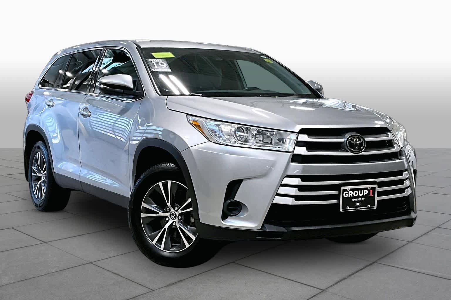 Used 2019 Toyota Highlander LE AWD/4WD image 3
