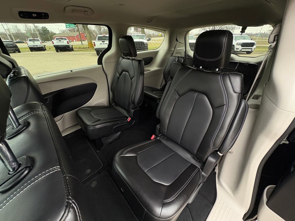 Used 2023 Chrysler Pacifica Touring-L image 27