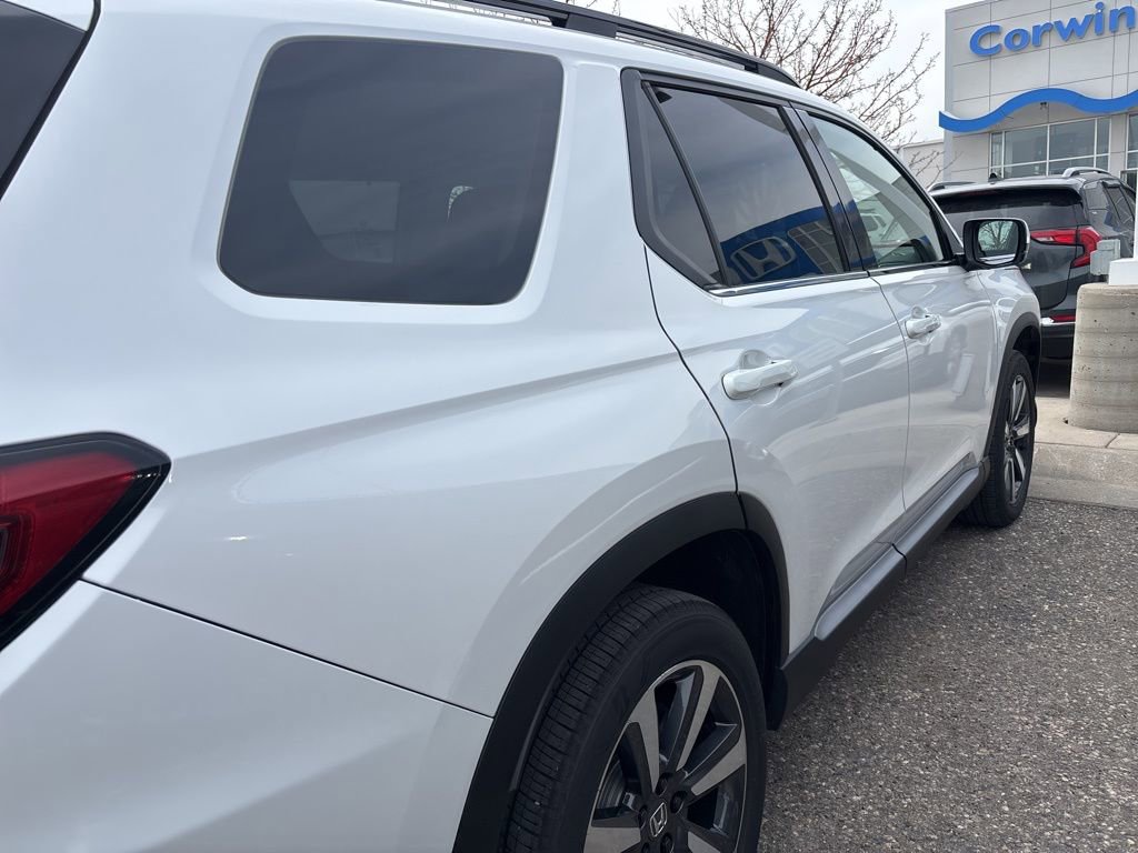 Used 2025 Honda Pilot Touring image 3