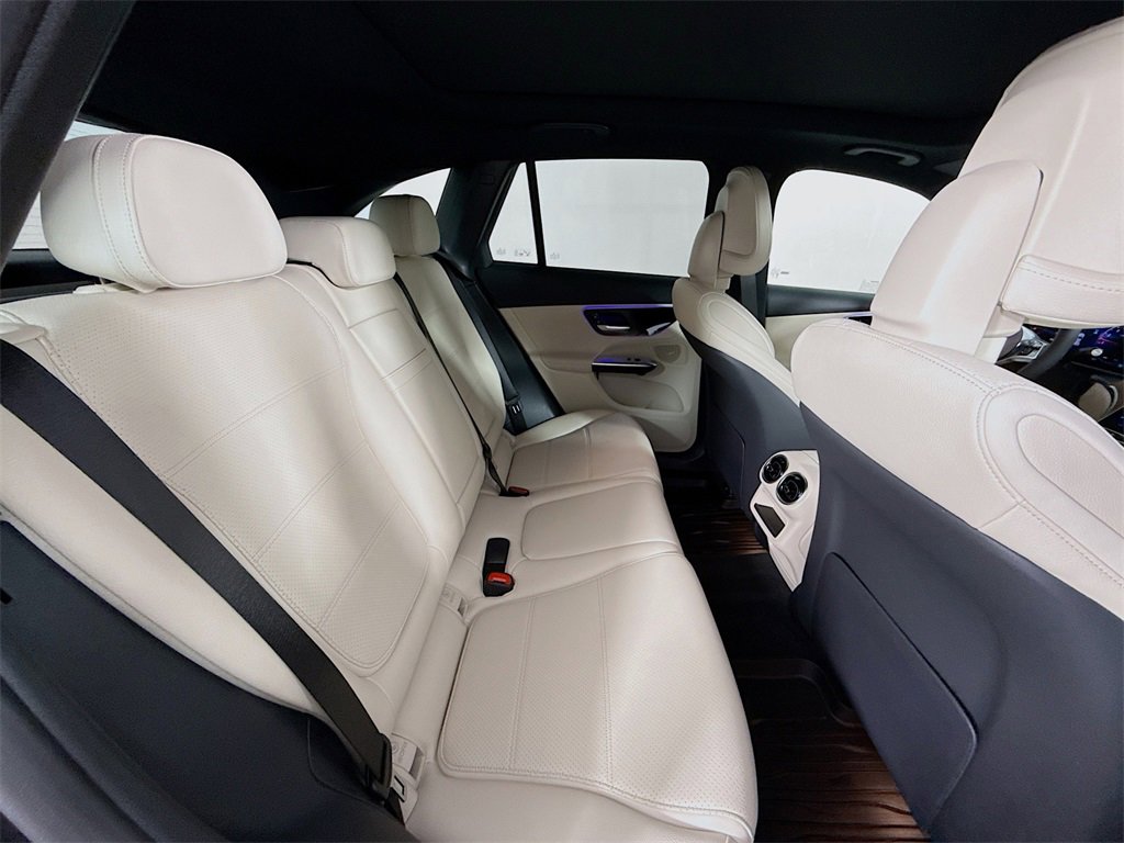 Used 2025 Mercedes-Benz GLC 300 4MATIC image 23