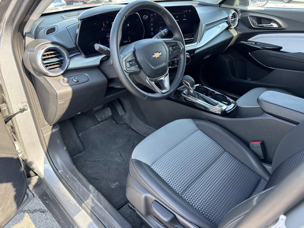 Used 2025 Chevrolet Trax LT w/ LT Convenience Package image 9