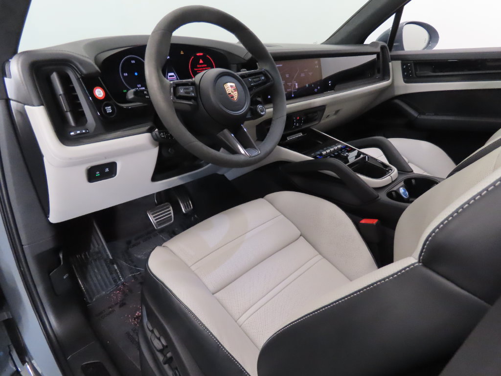 Certified 2026 Porsche Cayenne GTS AWD/4WD image 4