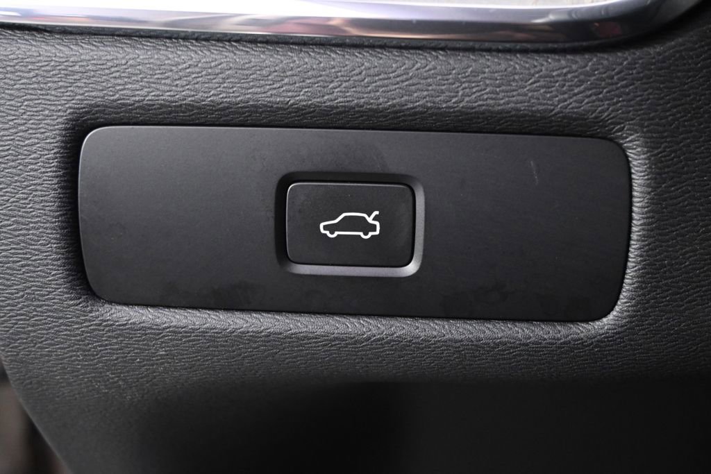 Used 2025 Volvo XC60 B5 Plus image 24