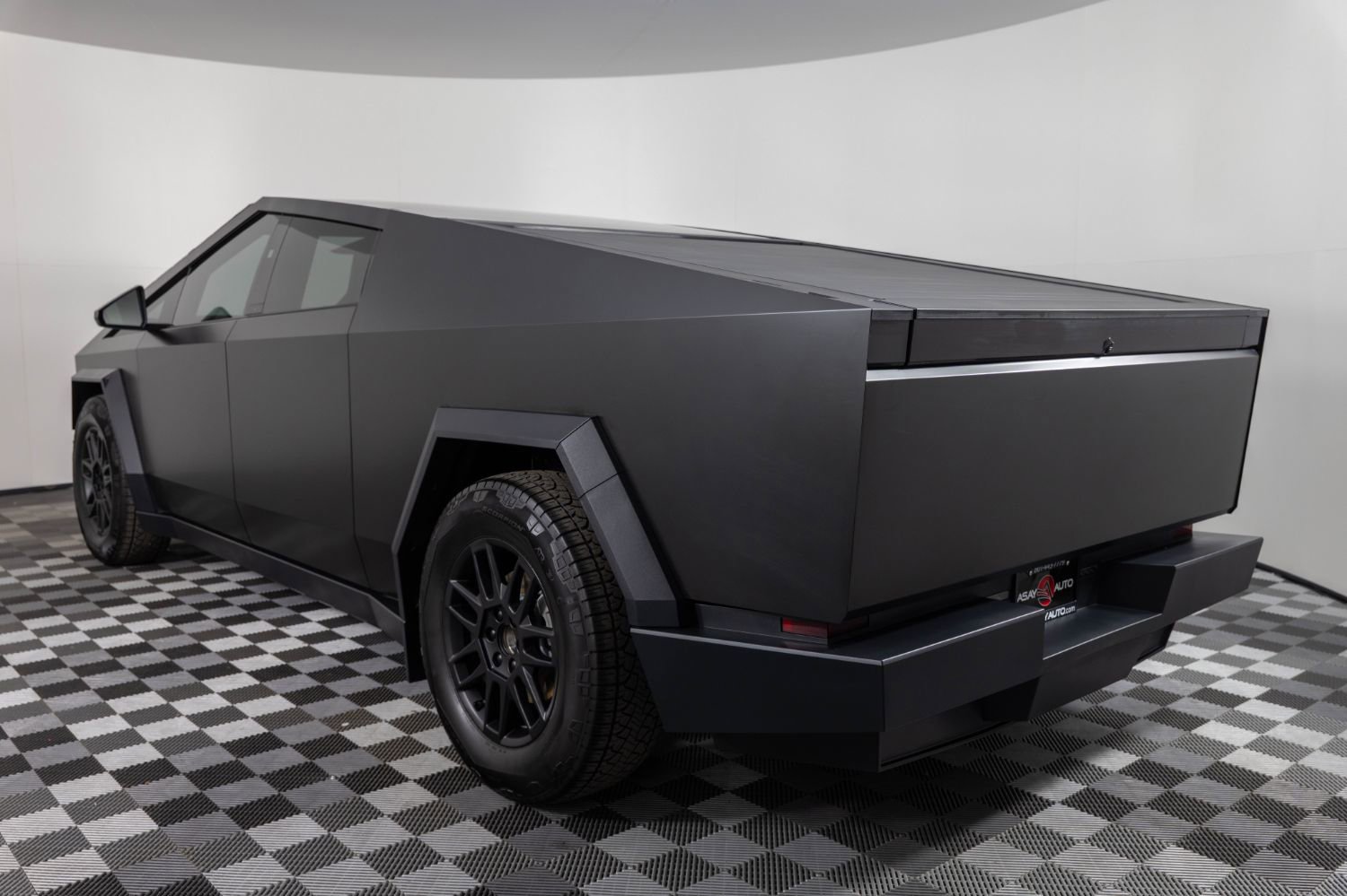 Used 2024 Tesla Cybertruck AWD Crew Cab image 4